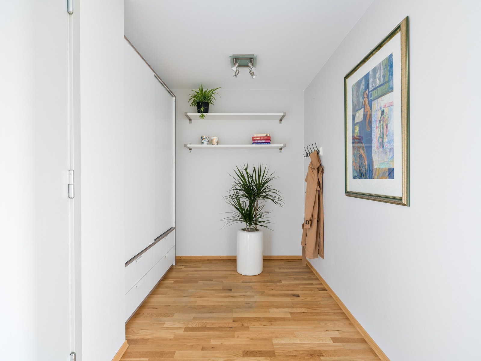 Entréen gir et godt førsteinntrykk med lyse overflater. Galleribilde