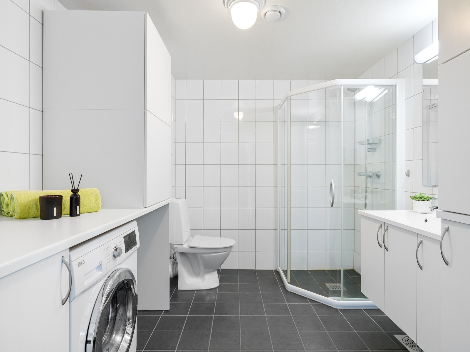 Badet har flislagte gulv og vegger som gir et tidløst og moderne uttrykk. Galleribilde
