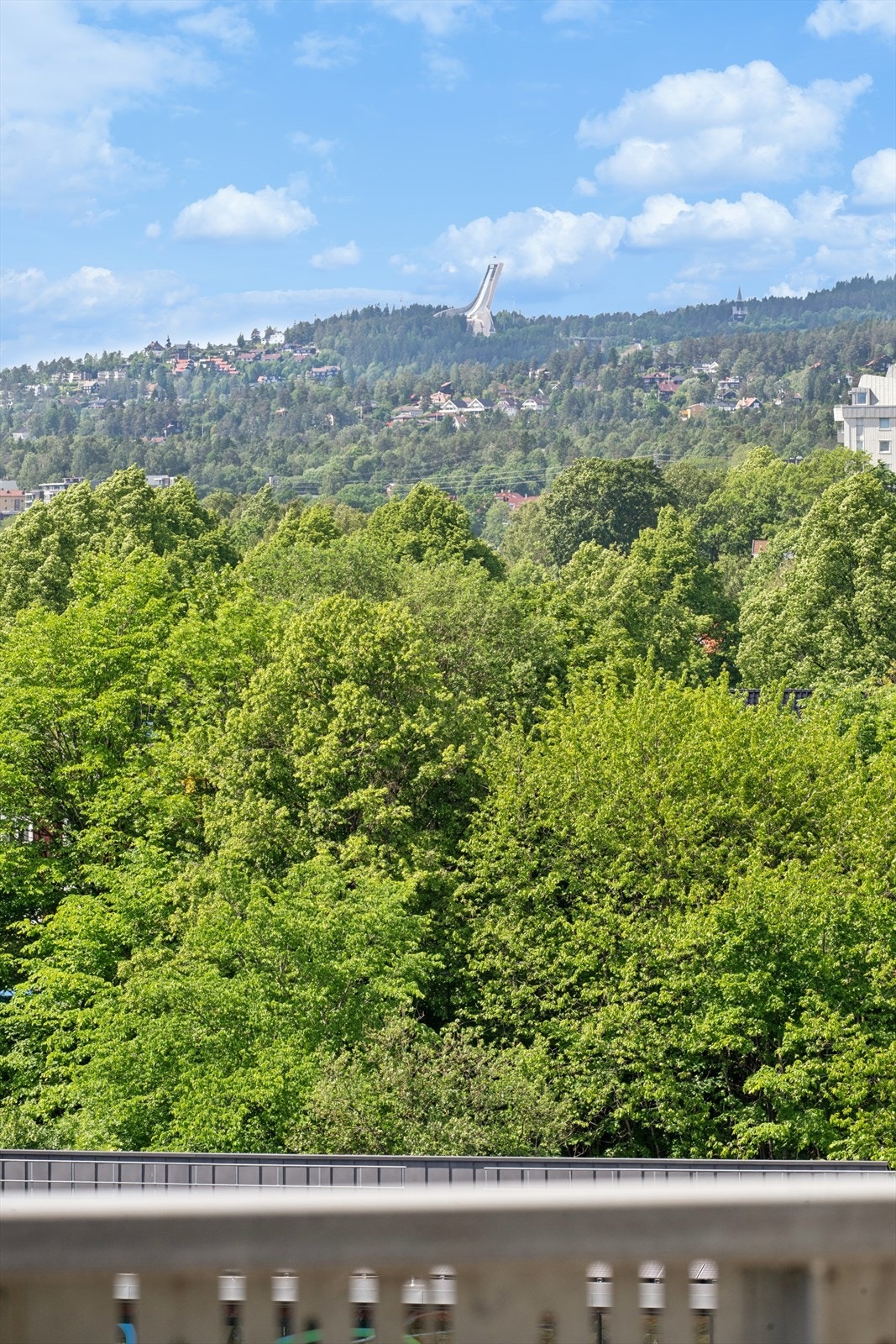 Balkongen har svært gode solforhold og byr på vakre solnedganger, med vidstrakt utsikt over Oslo, Oslofjorden og Holmenkollen. Galleribilde