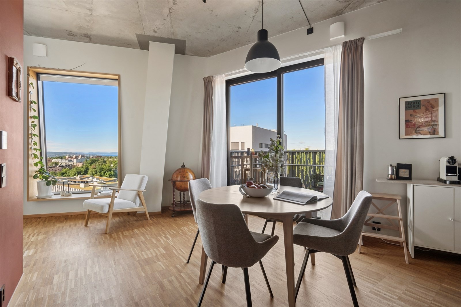 En innbydende spiseplass hvor du kan nyte både maten og Oslo. Galleribilde