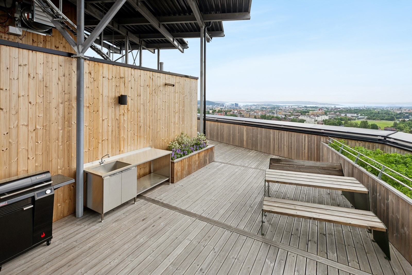 Hvis man ikke får nok av utsikten fra leiligheten kan den også nytes fra byggets felles takterrasse. Her ser man hele byen! Galleribilde