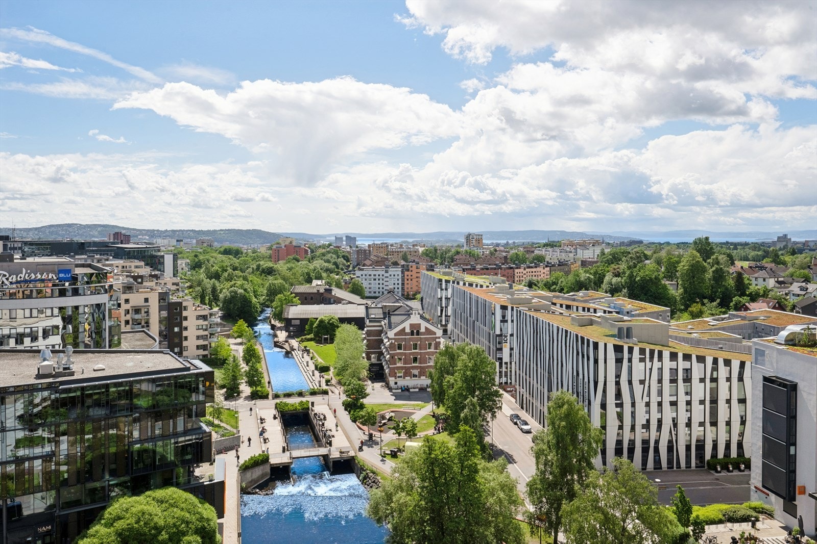 Leiligheten byr på storslått panoramautsikt over Oslo og Oslofjorden, gode solforhold, store vindusflater, takhøyde på 3 meter og en luftig romfølelse hvor utsikten står i sentrum. Galleribilde