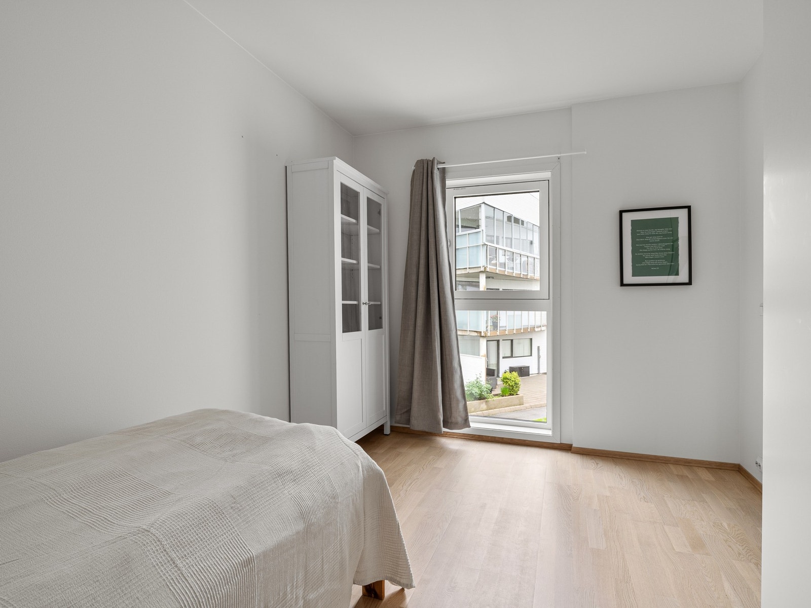 Leiligheten har et soverom. Rommet har god plass til både seng, nattbord og garderobeskap. Galleribilde