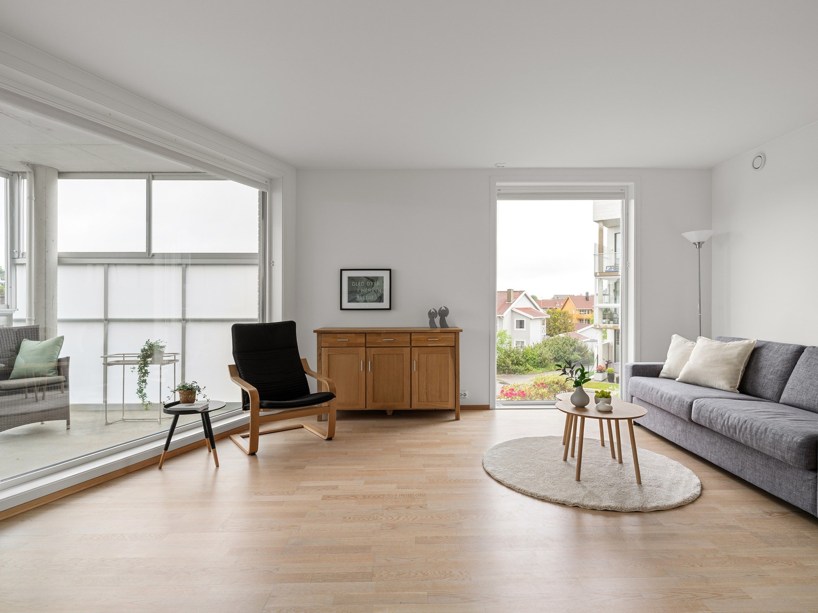 Leiligheten har en romslig stue med direkte utgang til leilighetens innglasset balkong. Galleribilde