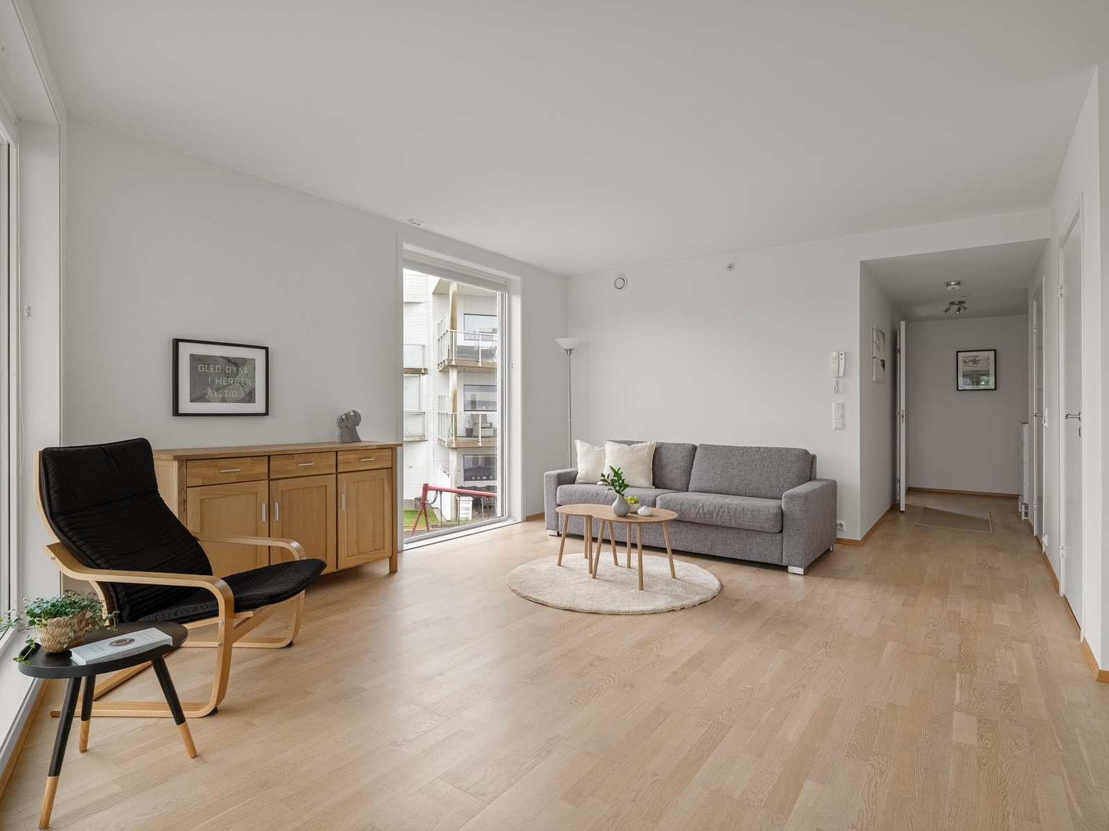 Rommet har en åpen og innbydende atmosfære, hvor store vindusflater slipper inn rikelig med naturlig lys. Galleribilde