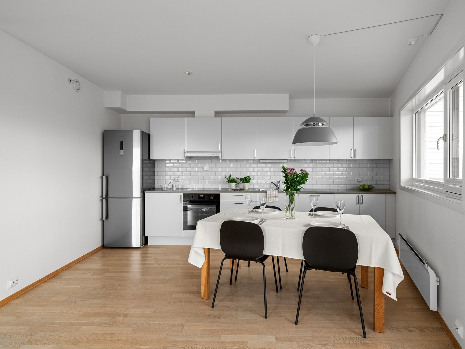 Kjøkkenet har godt med skap og benkeplass til matlaging og lagring av diverse matvarer. Galleribilde