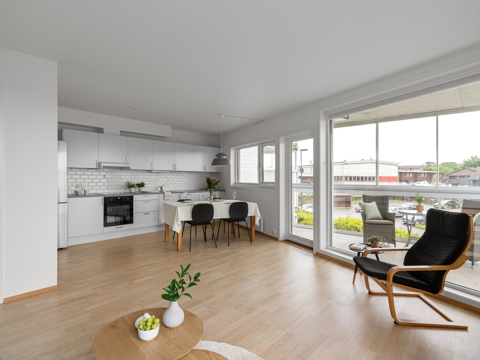 Rommet har en åpen og sosial planløsning for samvær og middager i hyggelige omgivelser. Galleribilde