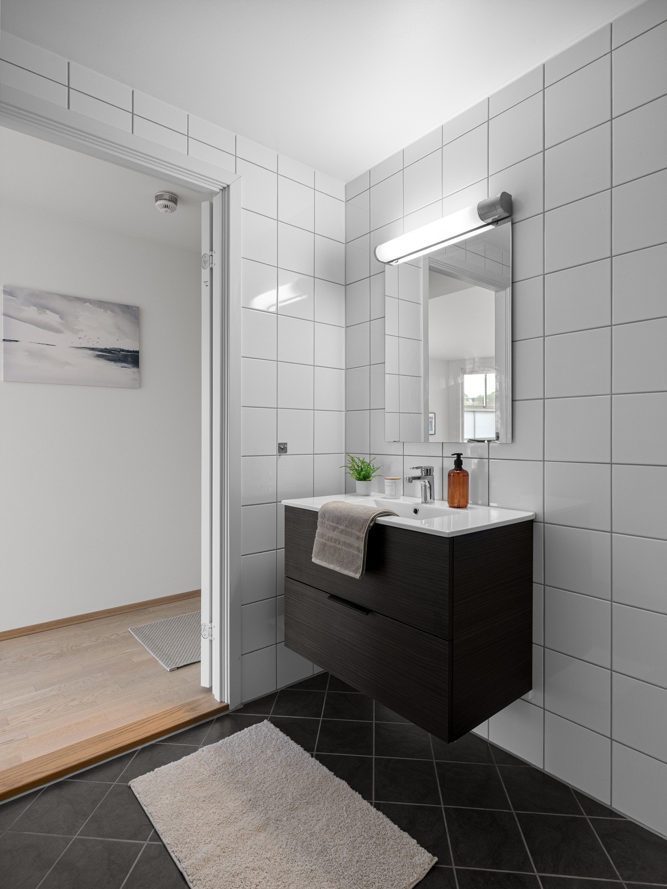 Videre er badet utstyrt med dusjkabinett, toalett og opplegg til vaskemaskin. I 2022 ble baderomsinnredningen oppgradert med nytt skap, servant og blandebatteri, samt nytt dusjkabinett. Galleribilde