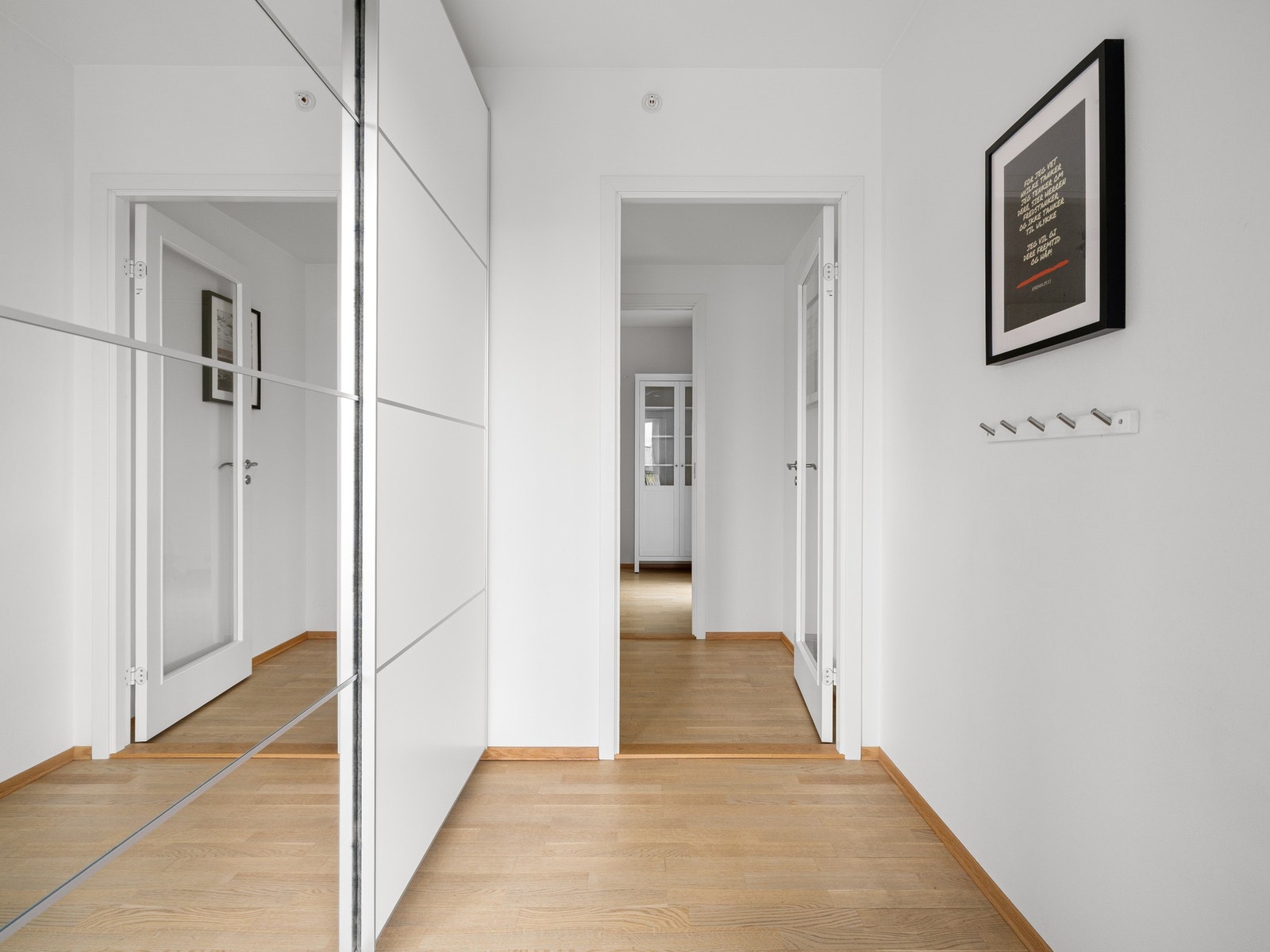 Entreen er romslig skyvedørgarderobe for oppheng av yttertøy og sko. Galleribilde