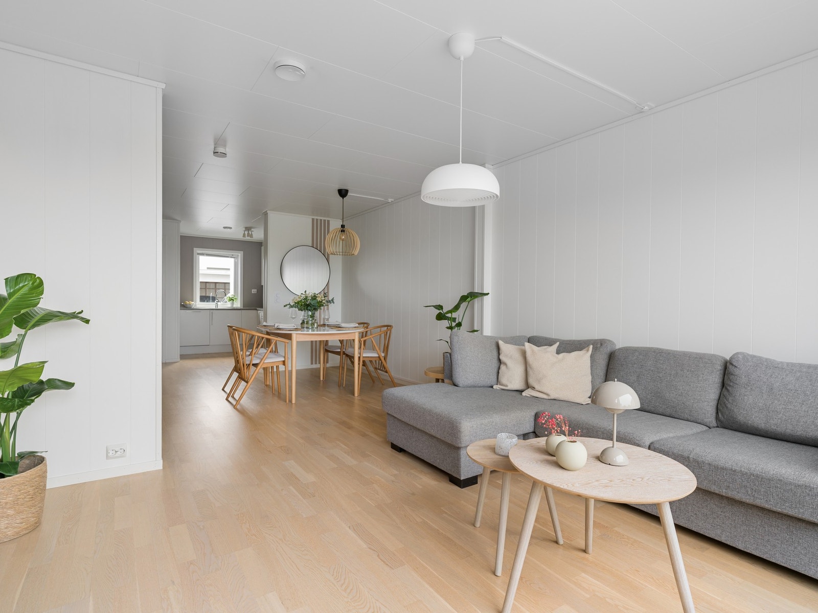 Stue og kjøkken er samlet i en åpen og funksjonell løsning som gir god plass til både sofagruppe, TV-møblement og spisebord. Galleribilde