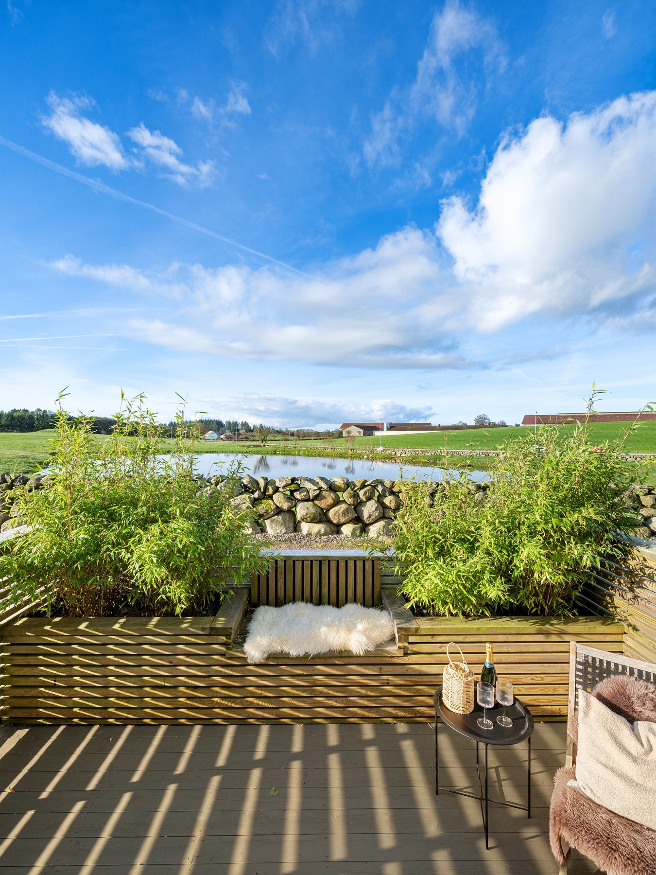 Terrasssen er en fin romforlengelse av stuen ved varme sommerdager. Galleribilde