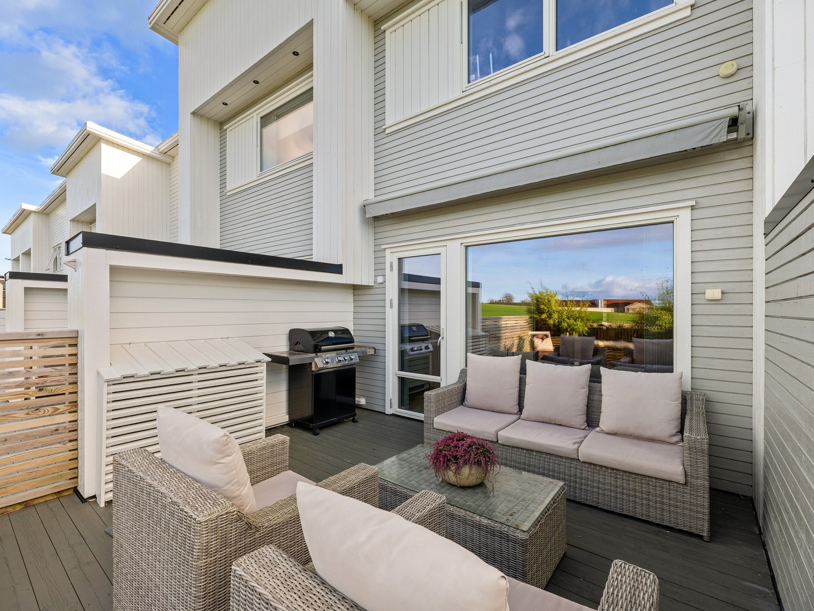 Fra stuen er det utgang til rekkehusets uteområde som består av terrasse. Galleribilde