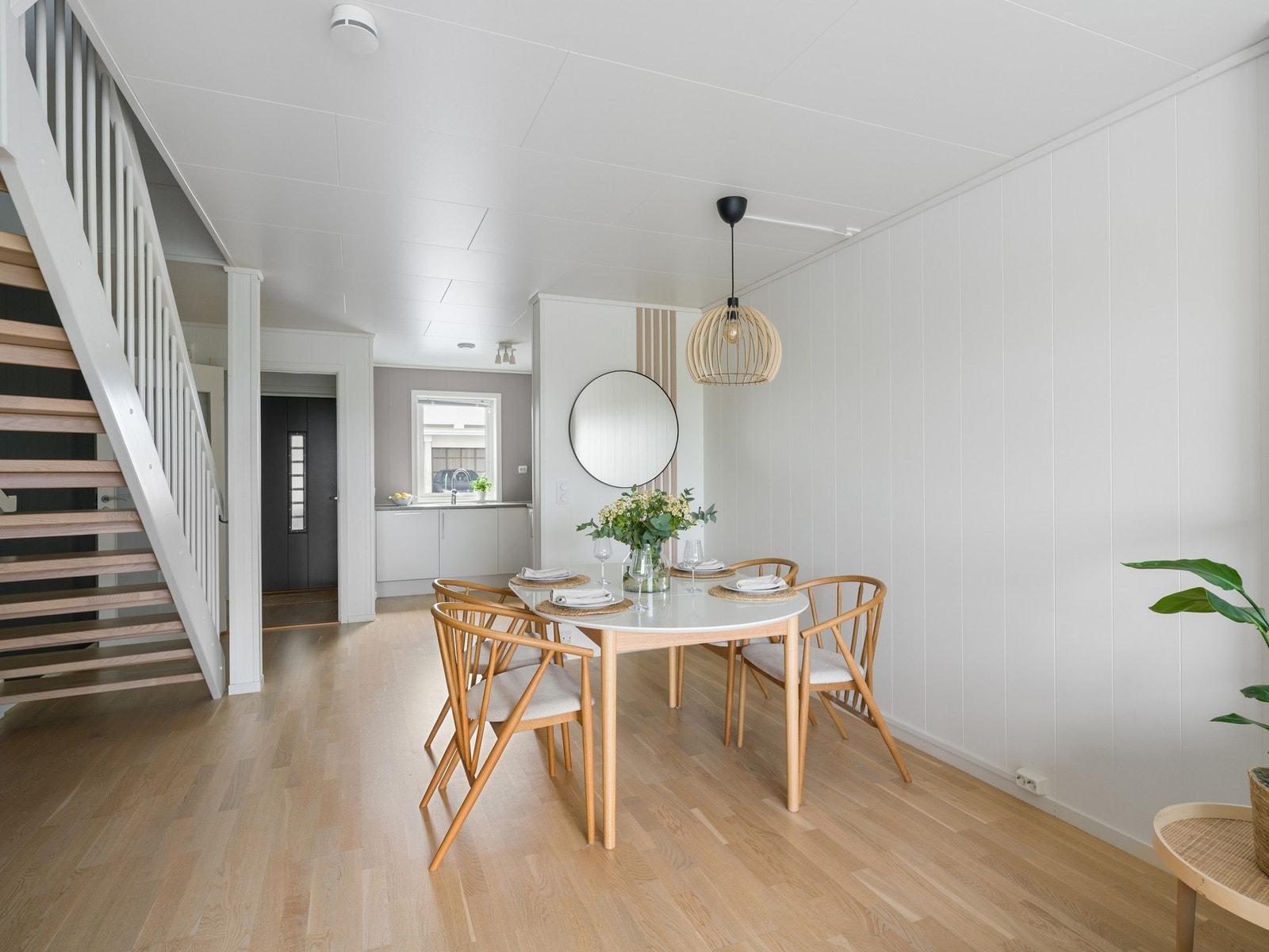 Den åpne løsningen mot spiseområdet skaper en sosial atmosfære, perfekt for både hverdagslige måltider og gjestemiddager. Galleribilde