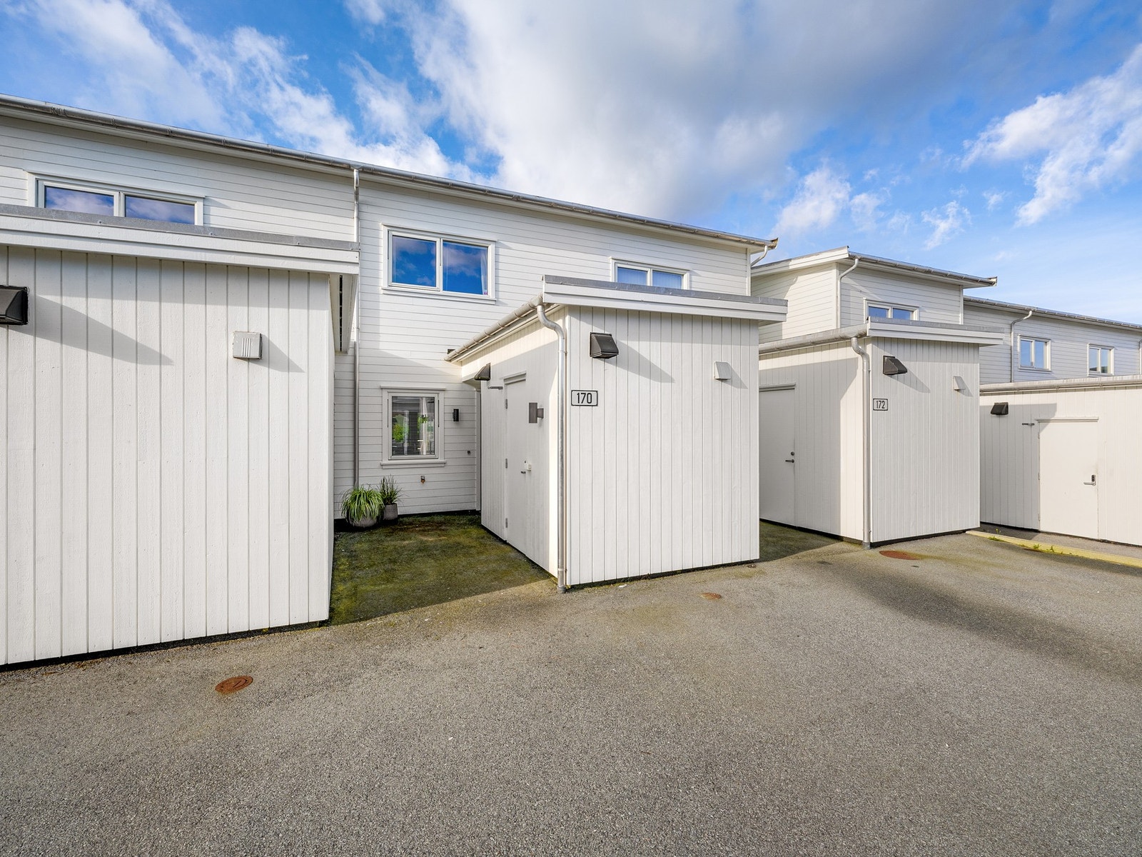 For ekstra lagringsplass har boligen en utvendig bod ved inngangspartiet. Galleribilde
