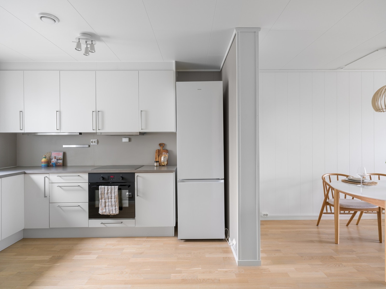 Videre er kjøkkenet er utstyrt med integrerte hvitevarer som stekeovn, koketopp, oppvaskmaskin, kjøleskap, samt ventilator over kokesonen. Galleribilde