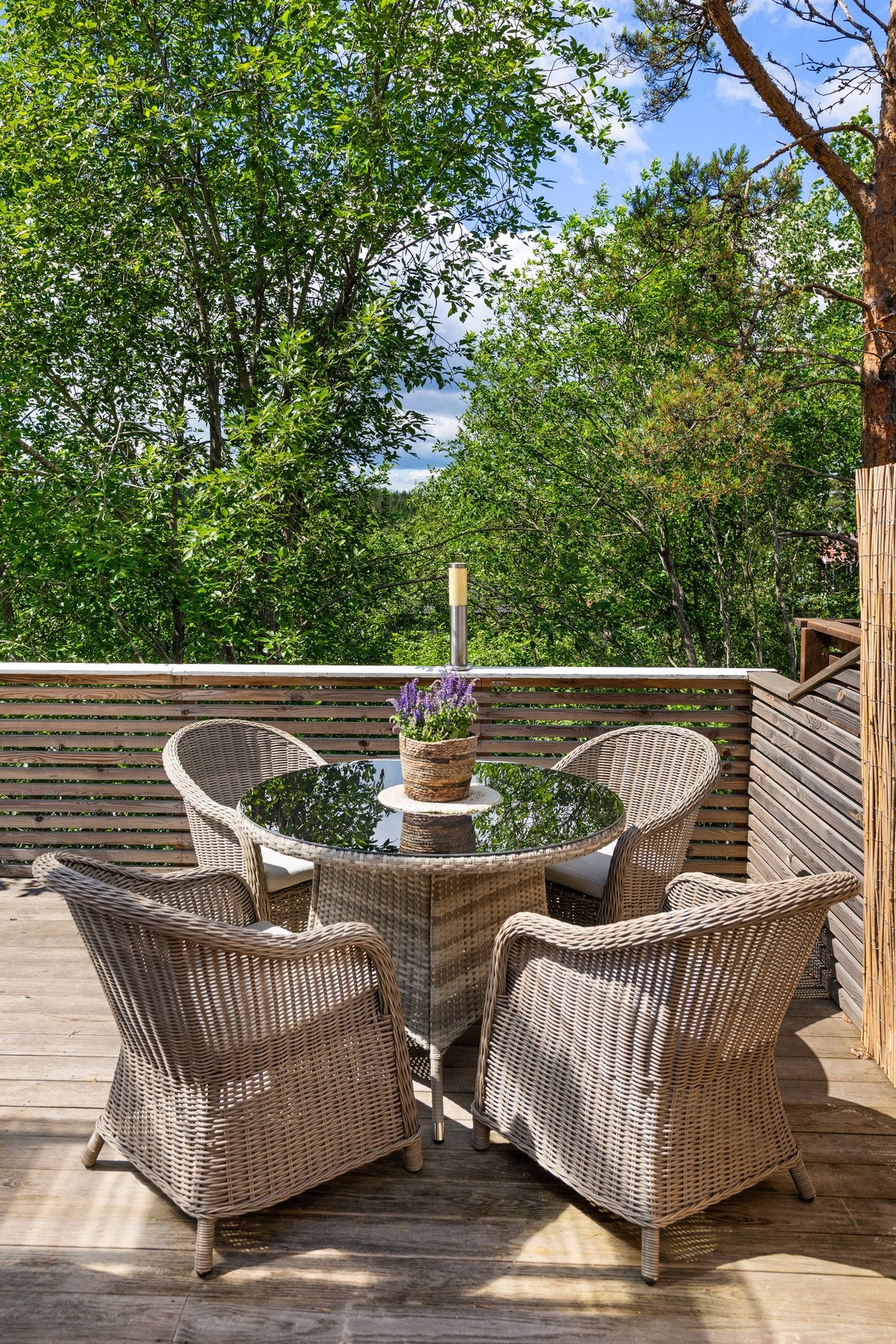 Her er det god plass til spisegruppe, loungeområde og grill, og uteplassen fremstår som et naturlig samlingspunkt i sommerhalvåret. Galleribilde