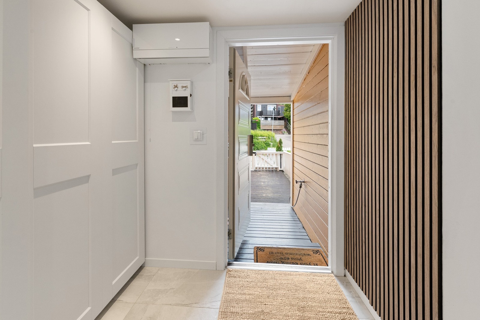 Entréen fremstår som innbydende og oversiktlig, med god plass til oppbevaring av yttertøy og sko. Moderne fargevalg og pene overflater gir et godt førsteinntrykk av boligen. Galleribilde