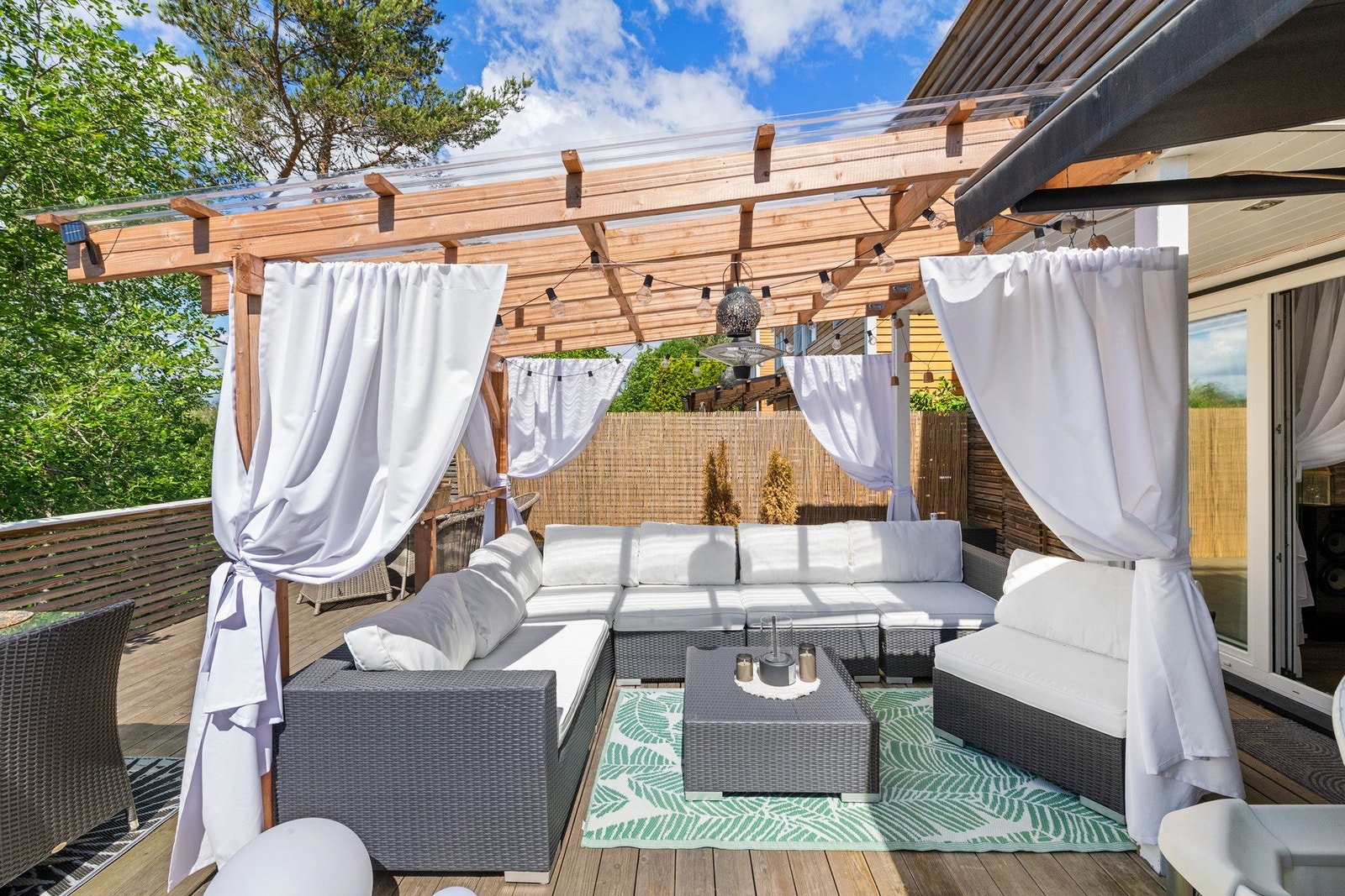 Den delvis overbygde terrassen med pergola skaper lune soner og gir gode muligheter for lange sommerkvelder med familie og venner. Galleribilde
