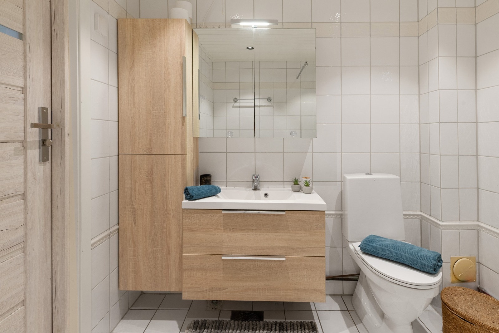 Badet har oppgraderingsbehov, men utgjør samtidig et praktisk supplement i hverdagen og bidrar til økt fleksibilitet for en aktiv familiehverdag. Galleribilde