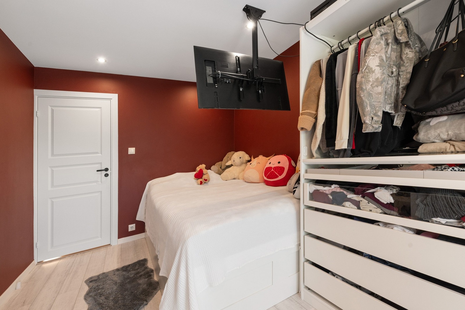 Soverom 2 i første etasje har utgang til balkong på ca. 4 m². Galleribilde