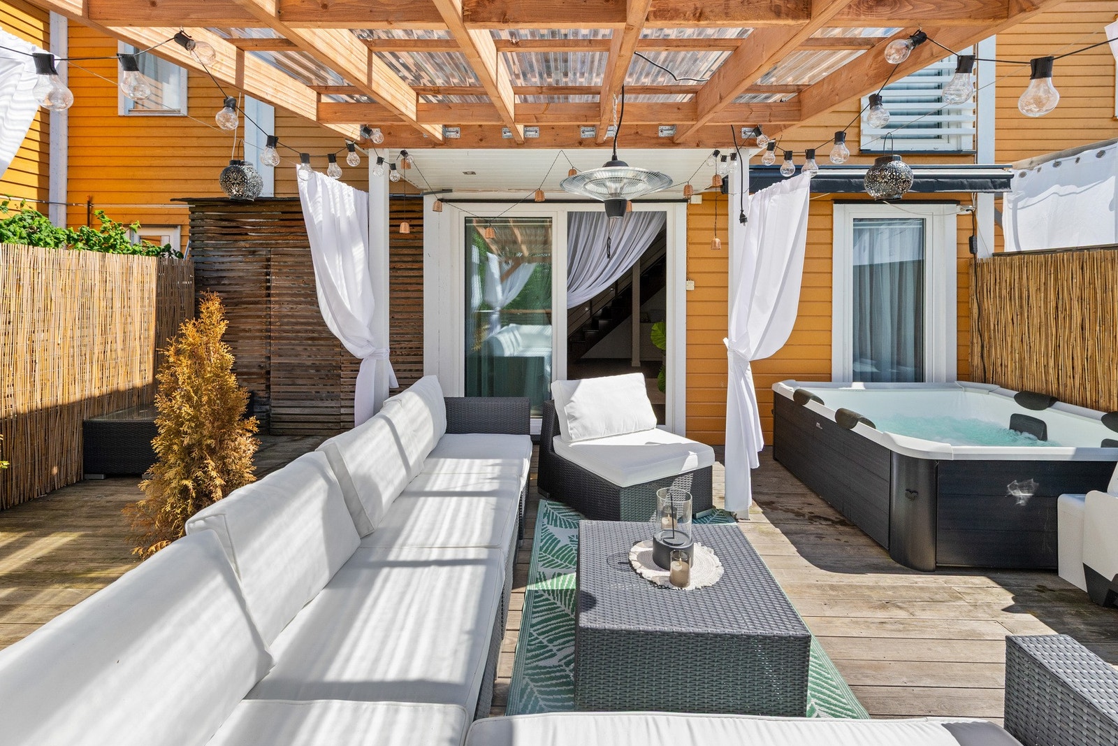 Fra stuen er det direkte utgang til en imponerende, vestvendt terrasse på ca. 51 m². Galleribilde