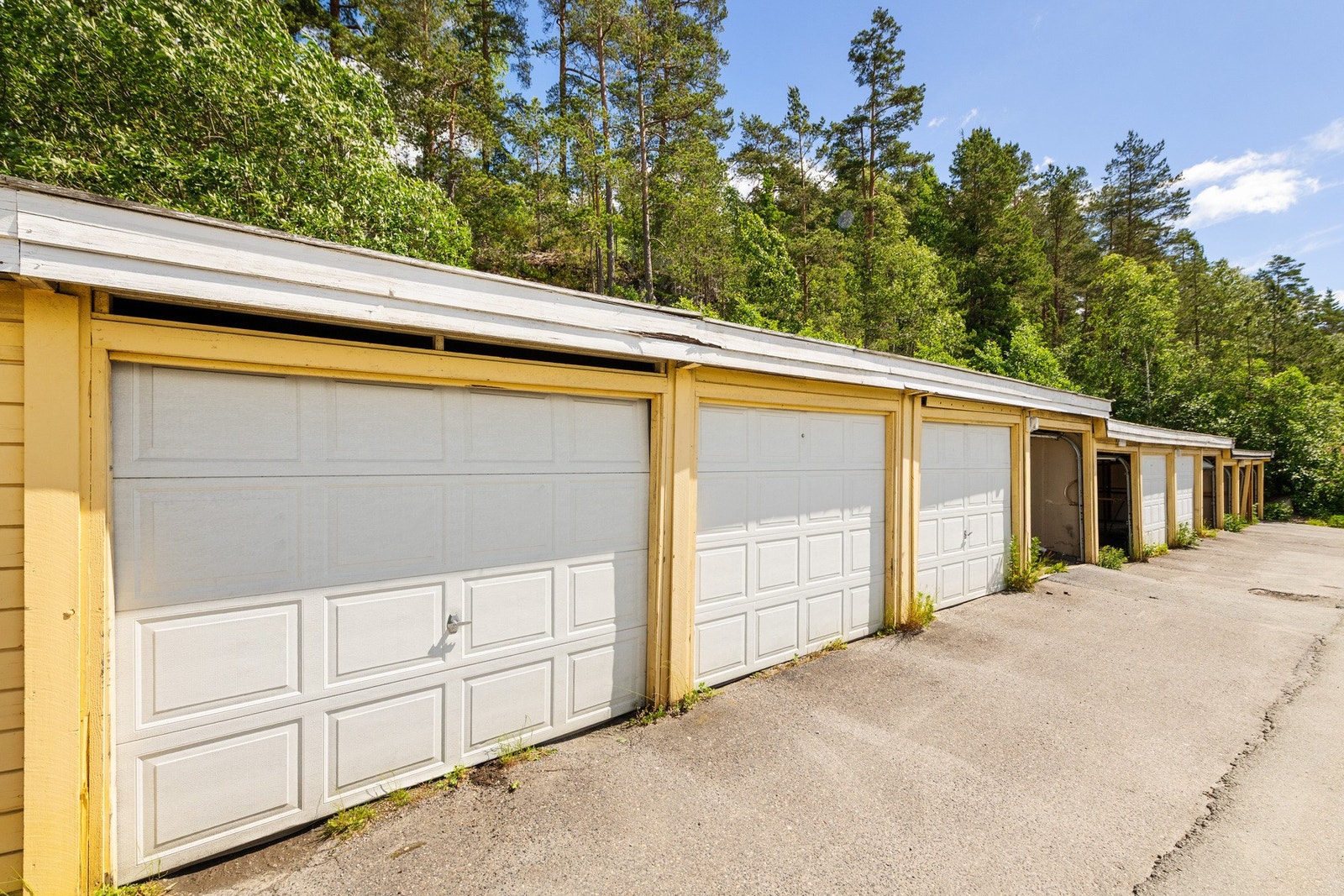 Boligen disponerer en garasjeplass med elbil-lader i felles garasjerekke. Galleribilde