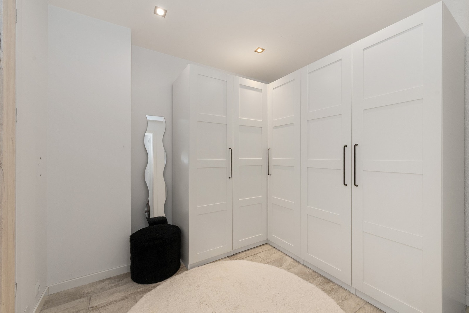 I underetasjen finner man også et romslig walk-in closet som gir svært gode oppbevaringsmuligheter og bidrar til en ryddig og funksjonell hverdag. Galleribilde
