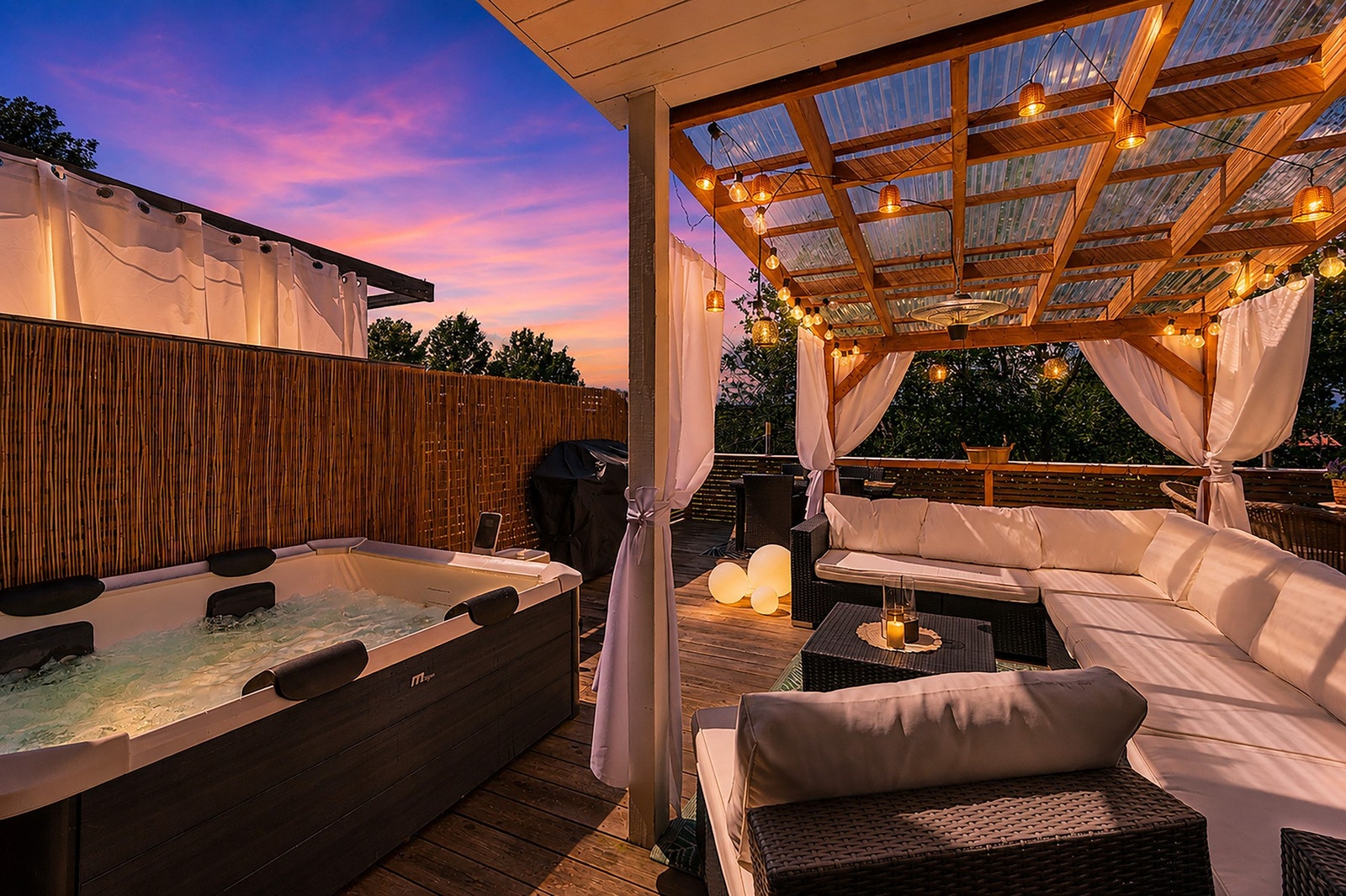 Jacuzzi og overbygget loungeområde gjør at uteplassen kan benyttes store deler av året og gir eiendommen et eksklusivt preg. *Bilde er KI redigert til kveldsbilde Galleribilde