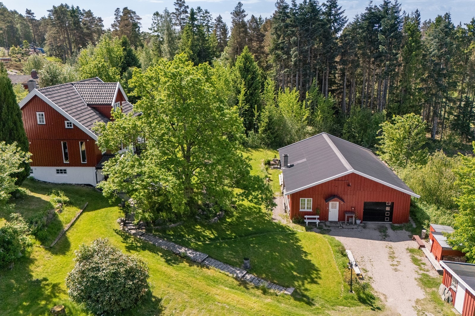 På eiendommen har man en stor låve/verksted/garasje i tillegg til en dobbeltgarasje og redskapsbod Galleribilde