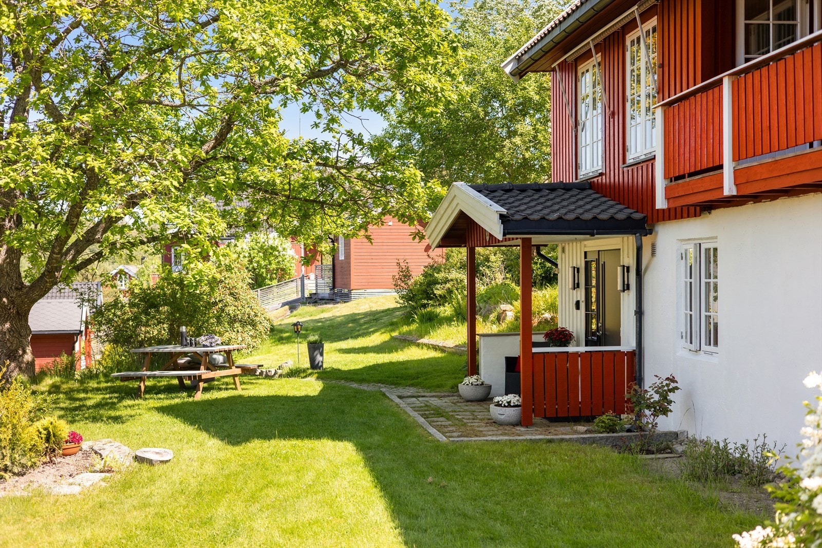 Idyllisk og hyggelig inngangsparti Galleribilde