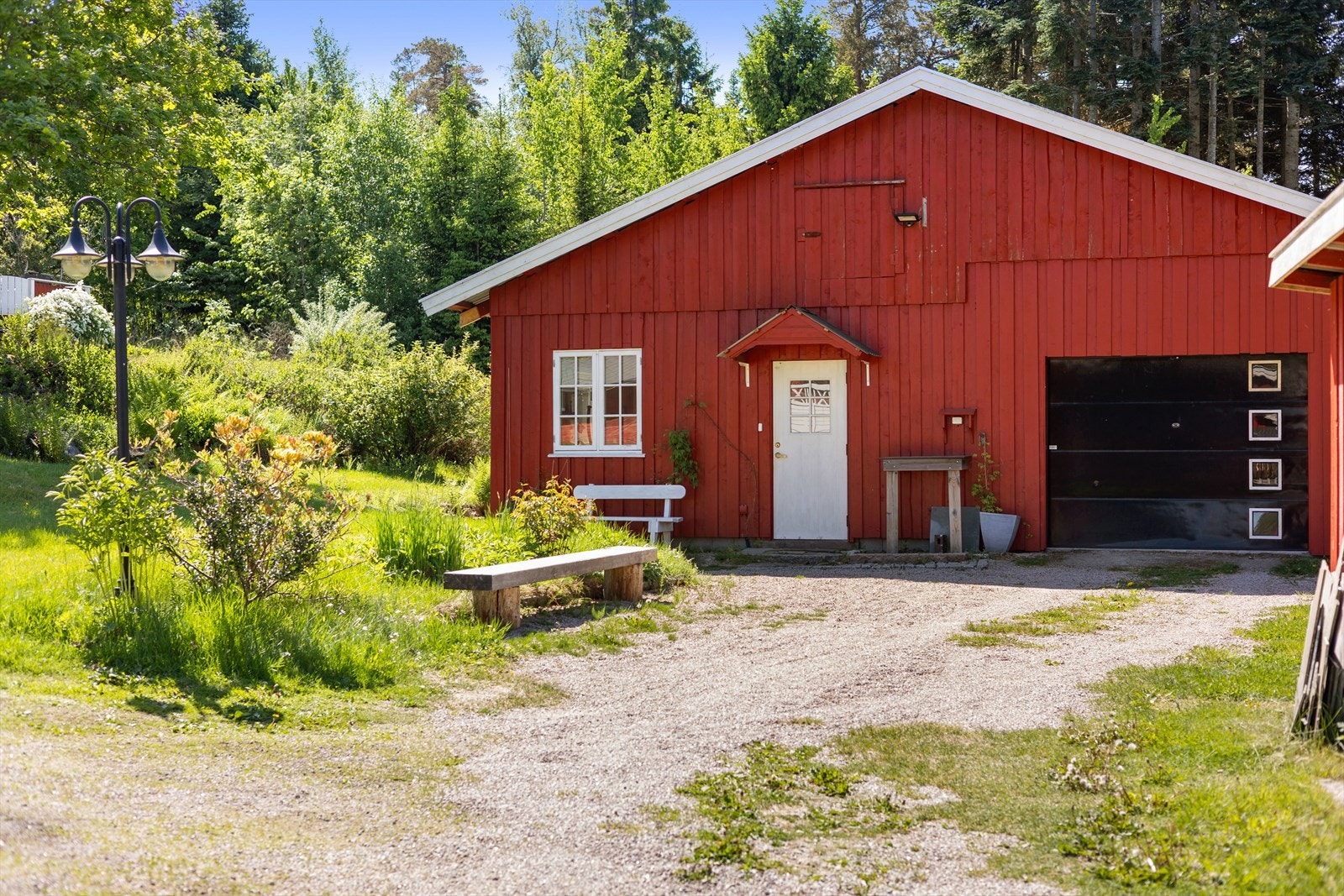 verkstedet/låven er i dag innredet som verkstad, garasje, kontor og utstillingsrom Galleribilde