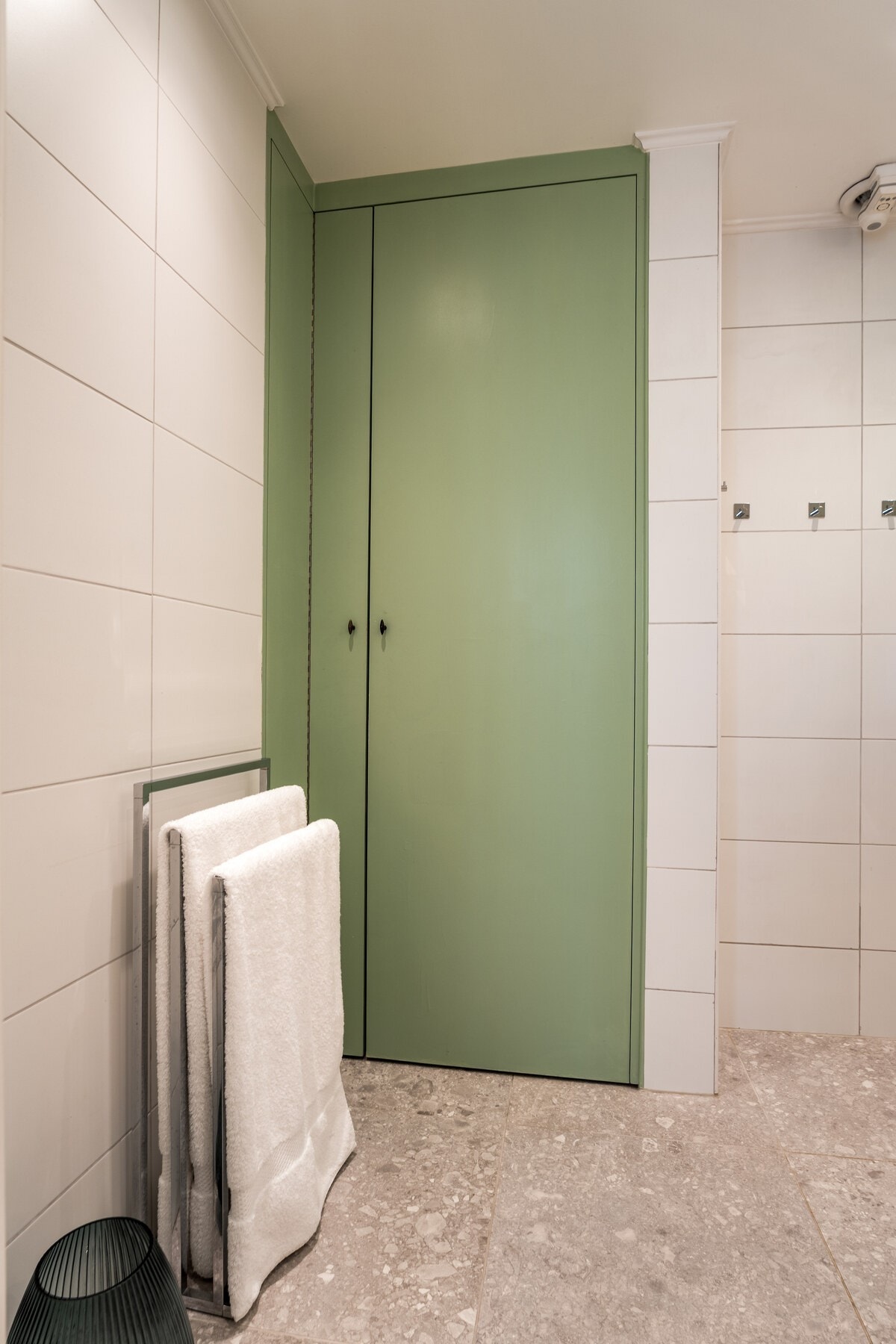 Veggmontert toalett og en innfelt nisje med hyller gir et ryddig uttrykk. Det er opplegg for vaskemaskin. Galleribilde