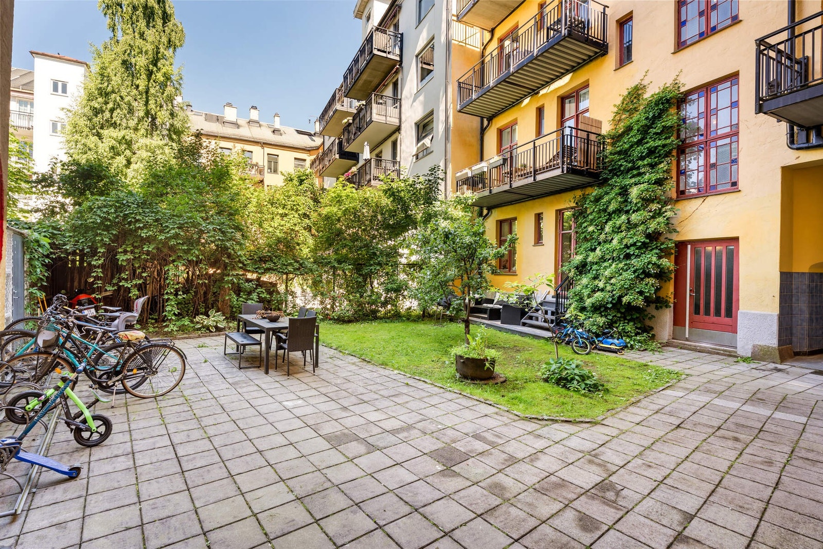 Koselig bakgård. Galleribilde