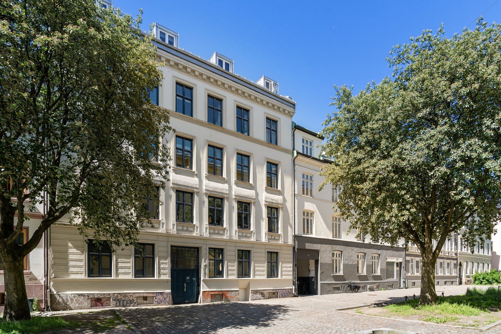Bygården er omkranset av frodige omgivelser som gir en tilbaketrukket følelse, til tross for at man er midt i byen. Galleribilde