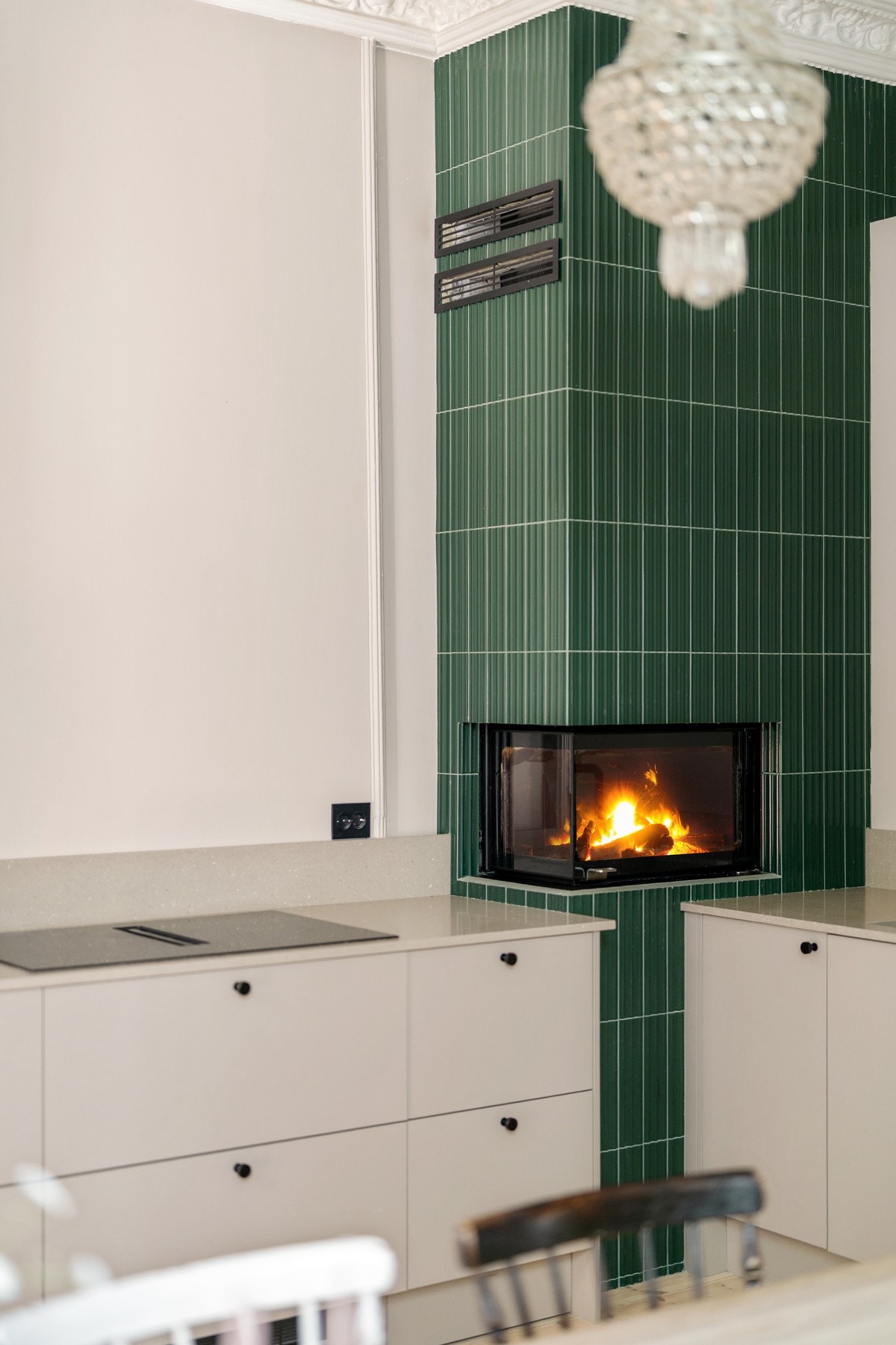 Moderne peis ved kjøkken bidrar til en svært hyggelig atmosfære. Galleribilde