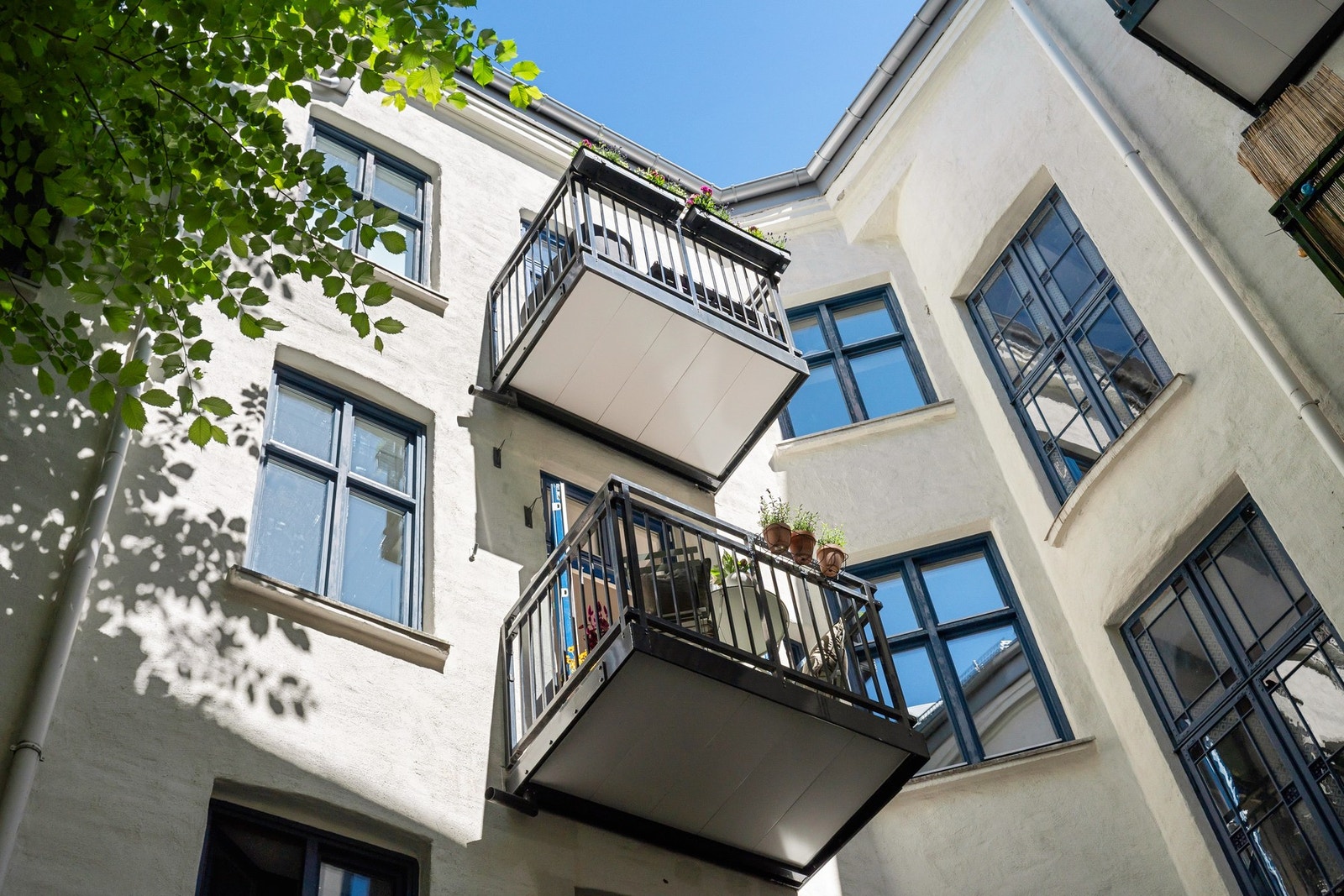 Bakgård mot balkong. Galleribilde
