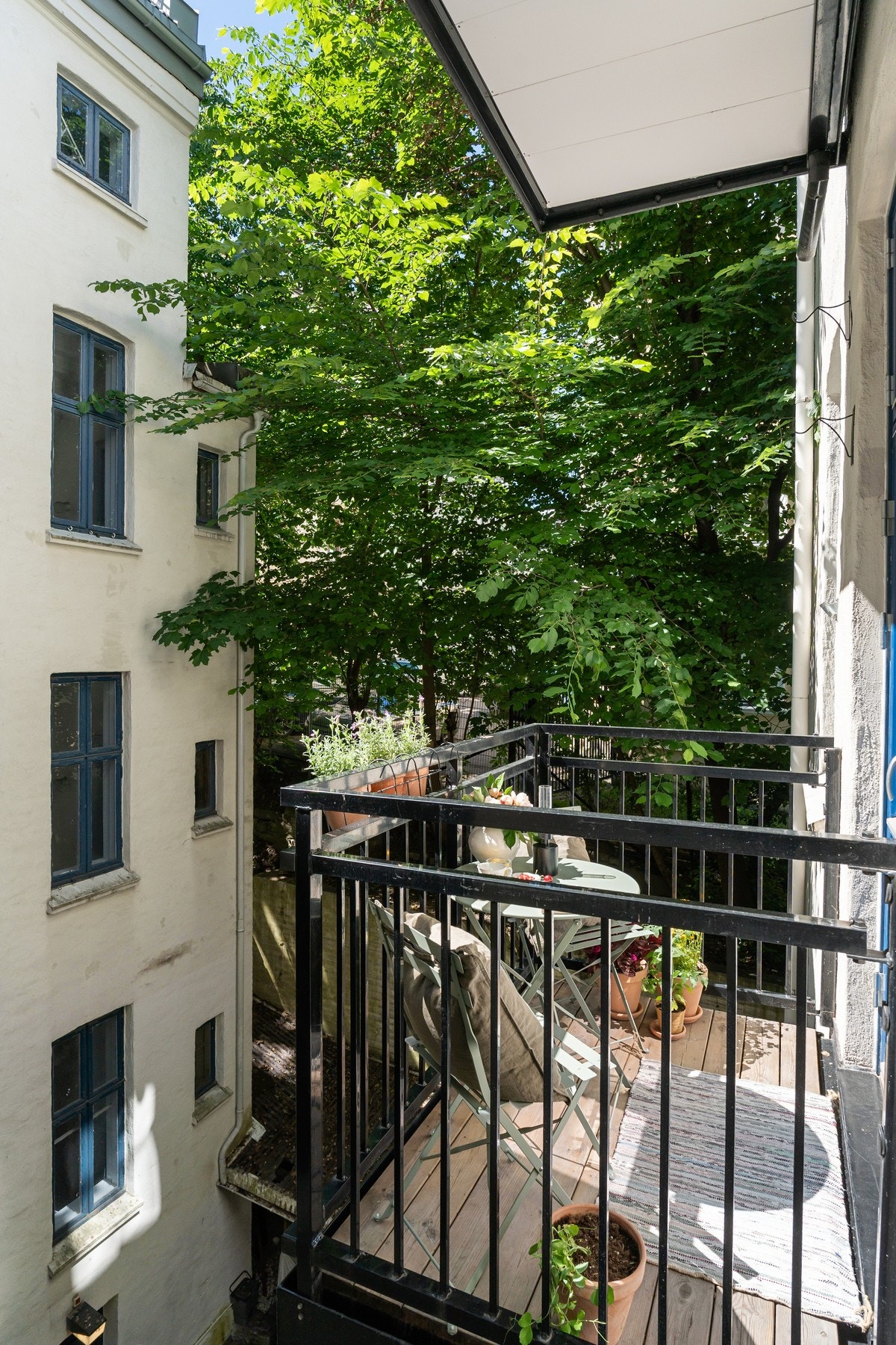 Balkongen vender mot bakgården, og ligger høyt og fritt til. Galleribilde