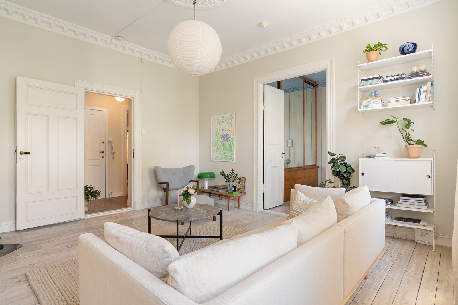 Stuen er romslig og innbydende, med god plass til både sofagruppe, spiseplass og øvrig møblement. Galleribilde