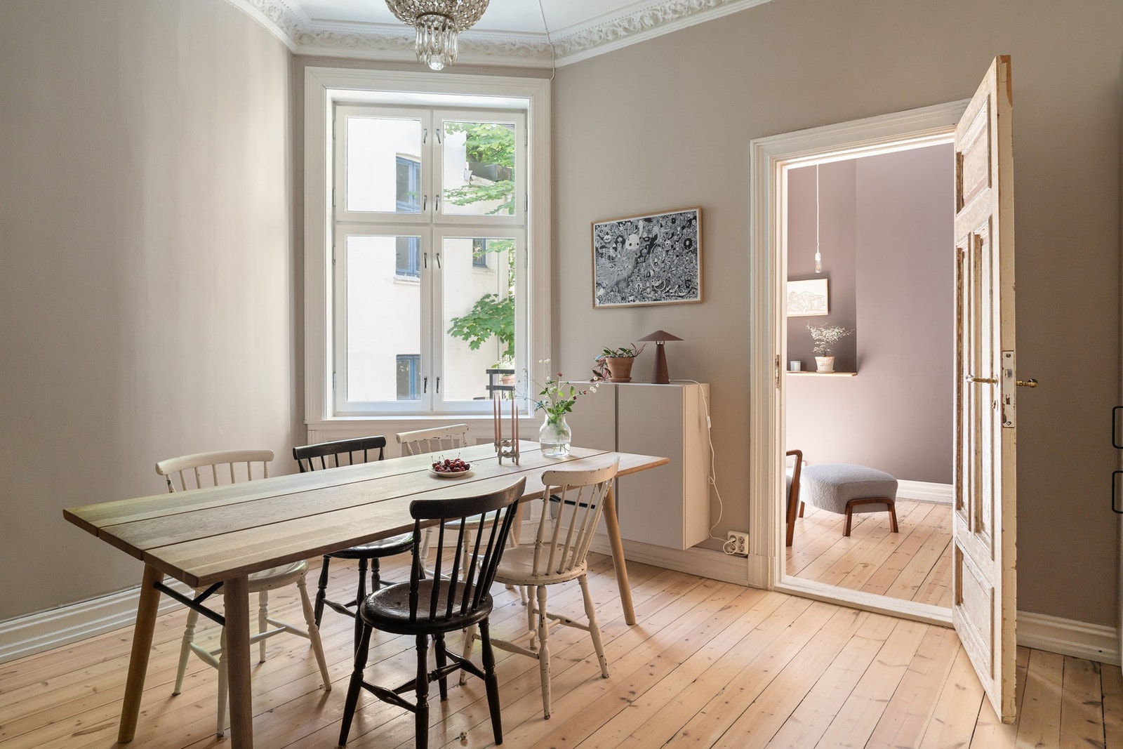 Fra kjøkken er det adkomst til et av tre soverom, med direkte utgang til leilighetens balkong. Galleribilde