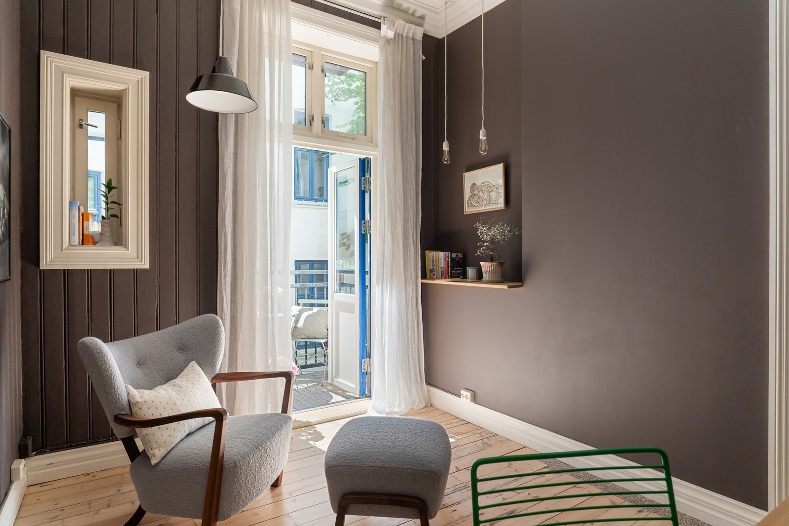 Rommet har utgang til balkong på ca. 2 m², som gir en hyggelig ekstra kvalitet og et lite utepunkt i tilknytning til boligen. Galleribilde