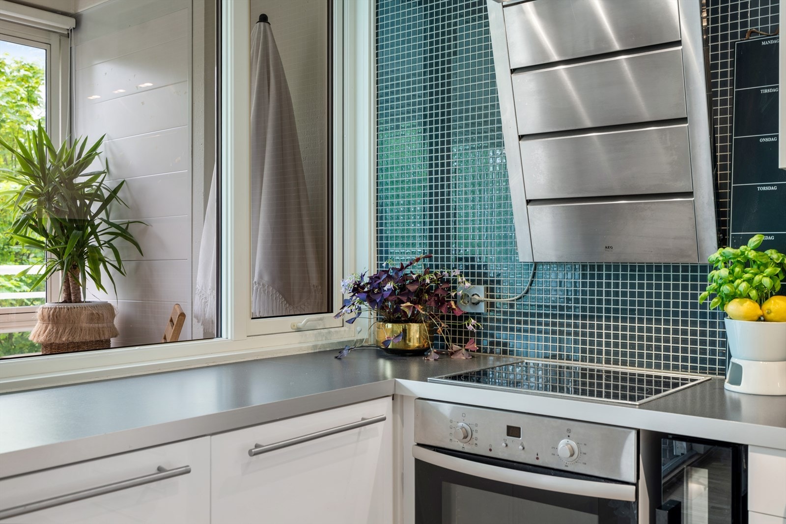 Kokesonen er utstyrt med platetopp, stekeovn og ventilator med kullfilter. Galleribilde