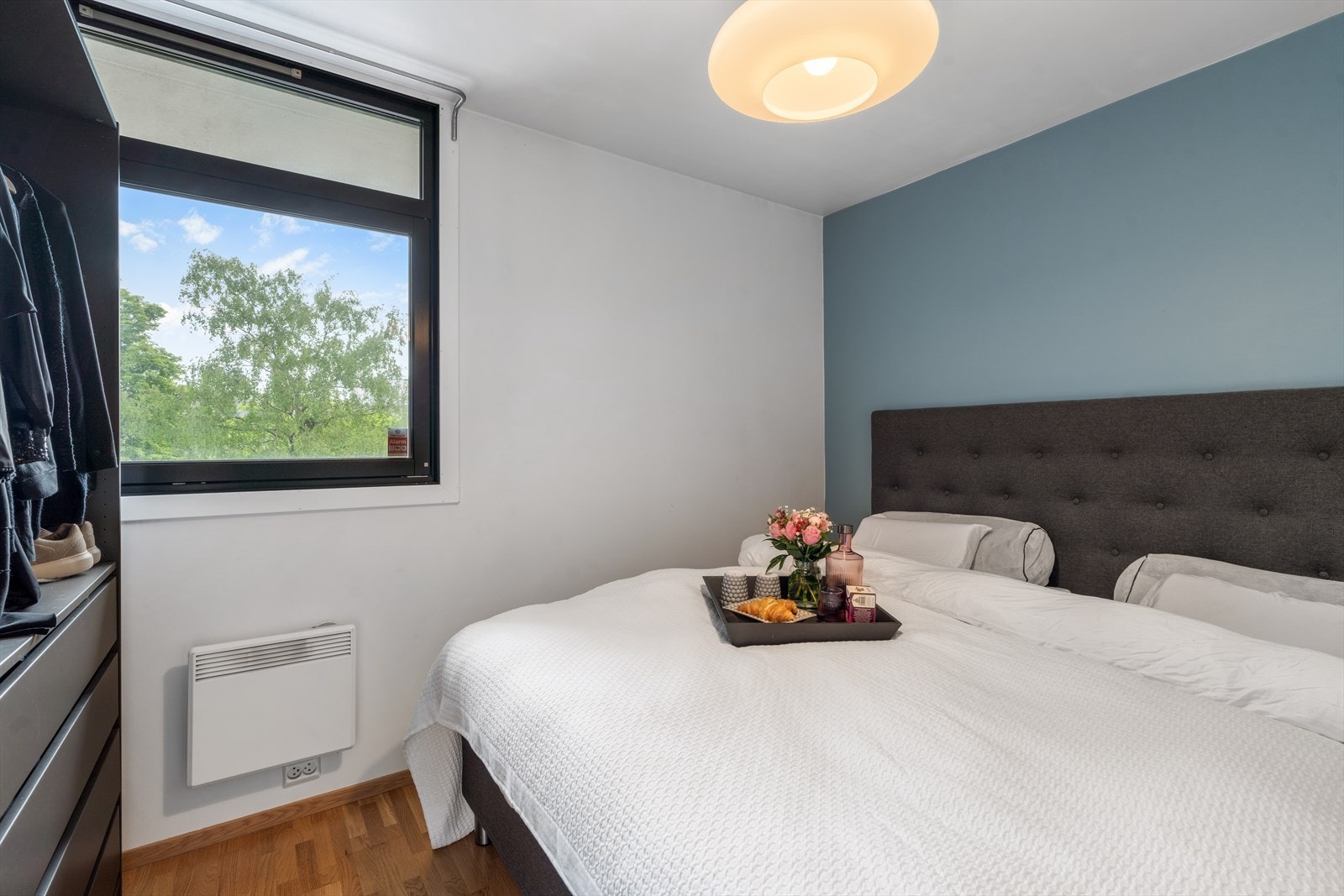 Soverom med parkett på gulvet og plass til dobbeltseng. Galleribilde
