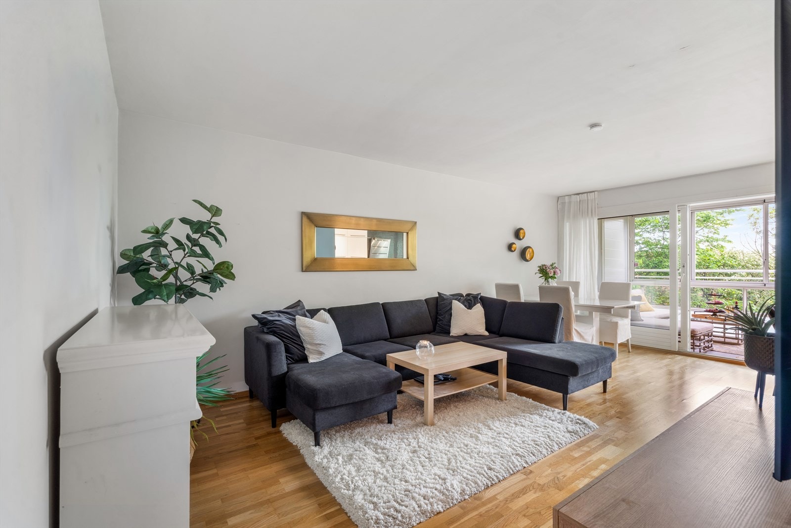 Stuen har god plass til en romslig sofagruppe. Galleribilde