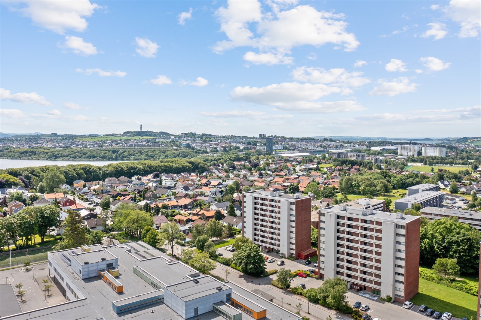Dagligvarebutikker som Meny og Coop Extra ligger kun en kort spasertur unna. Galleribilde