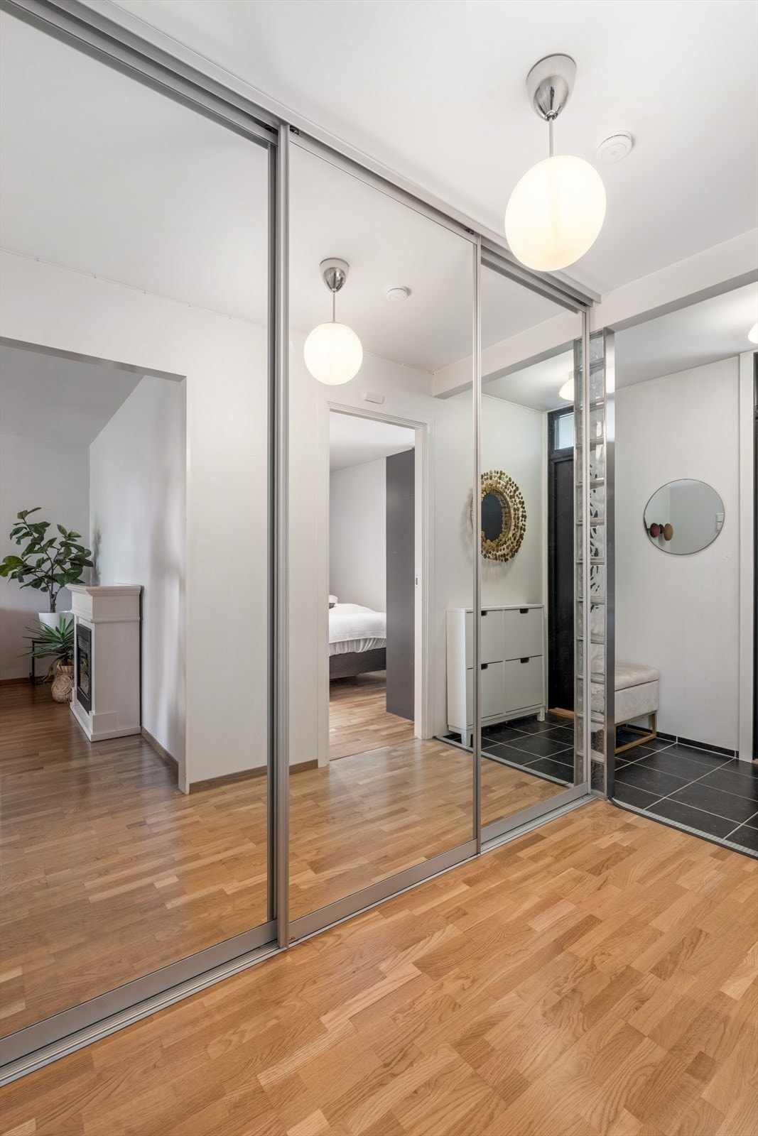 Bak skyvedørsgarderoben i gangen er det en praktisk vaskeromsnisje med opplegg for vaskemaskin. Galleribilde