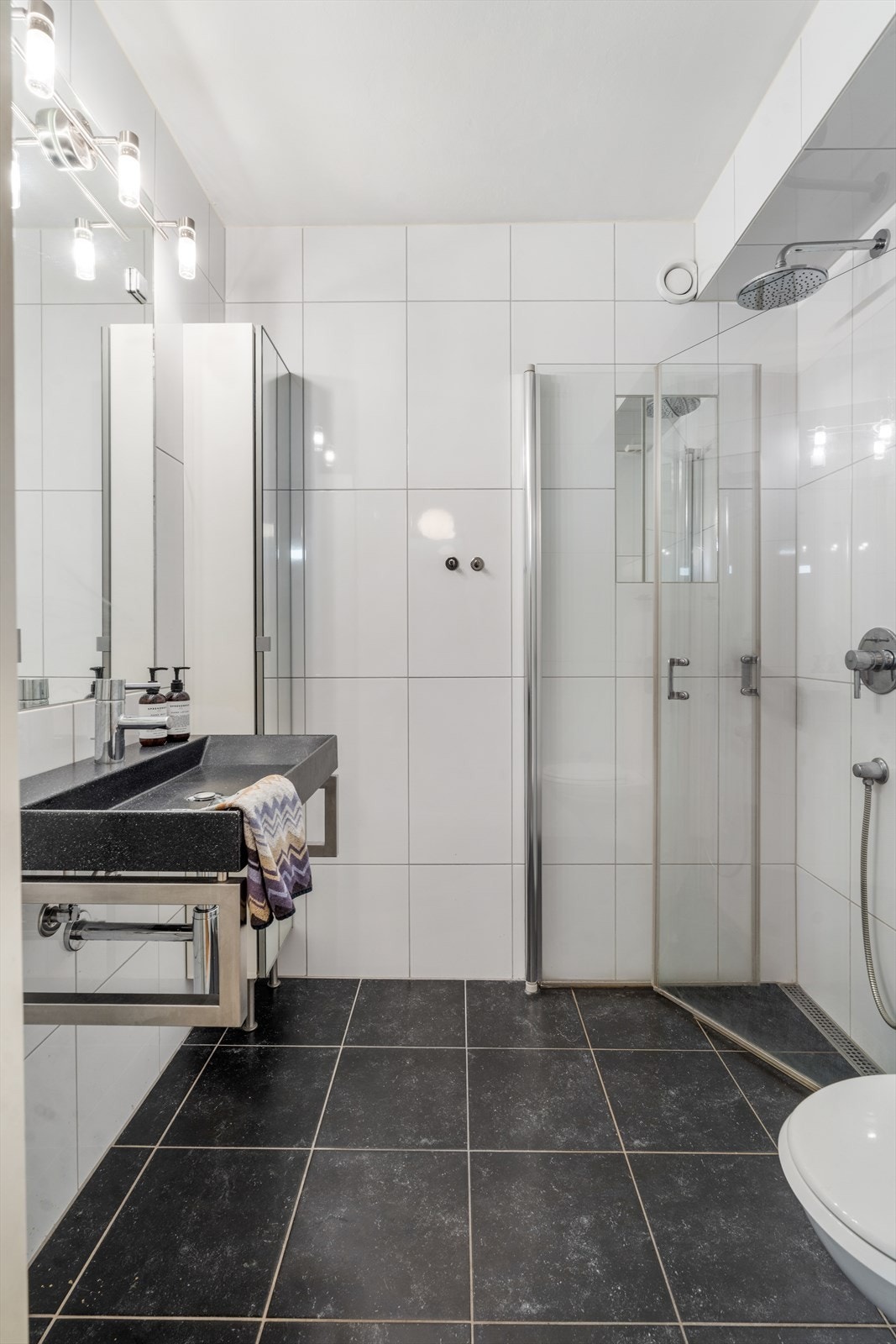 Badet har flislagt gulv med gulvvarme, samt fliser på veggene. Galleribilde