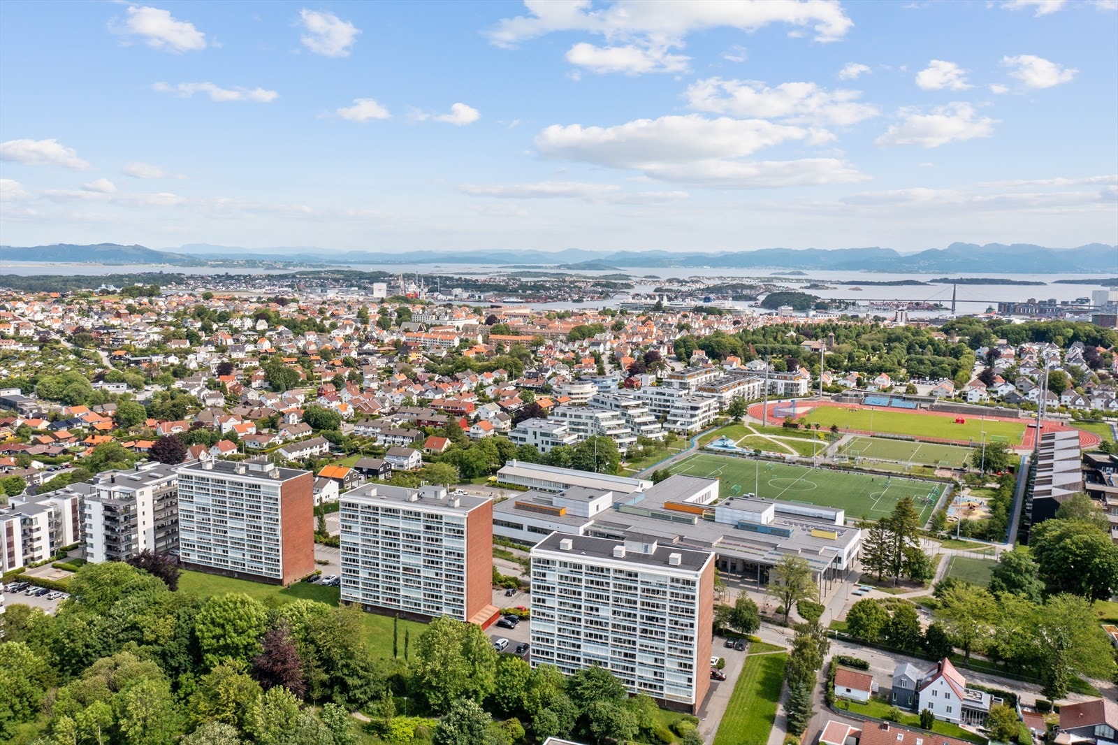 Fra luften ser man boligblokkene i et etablert og grønt nabolag. Galleribilde