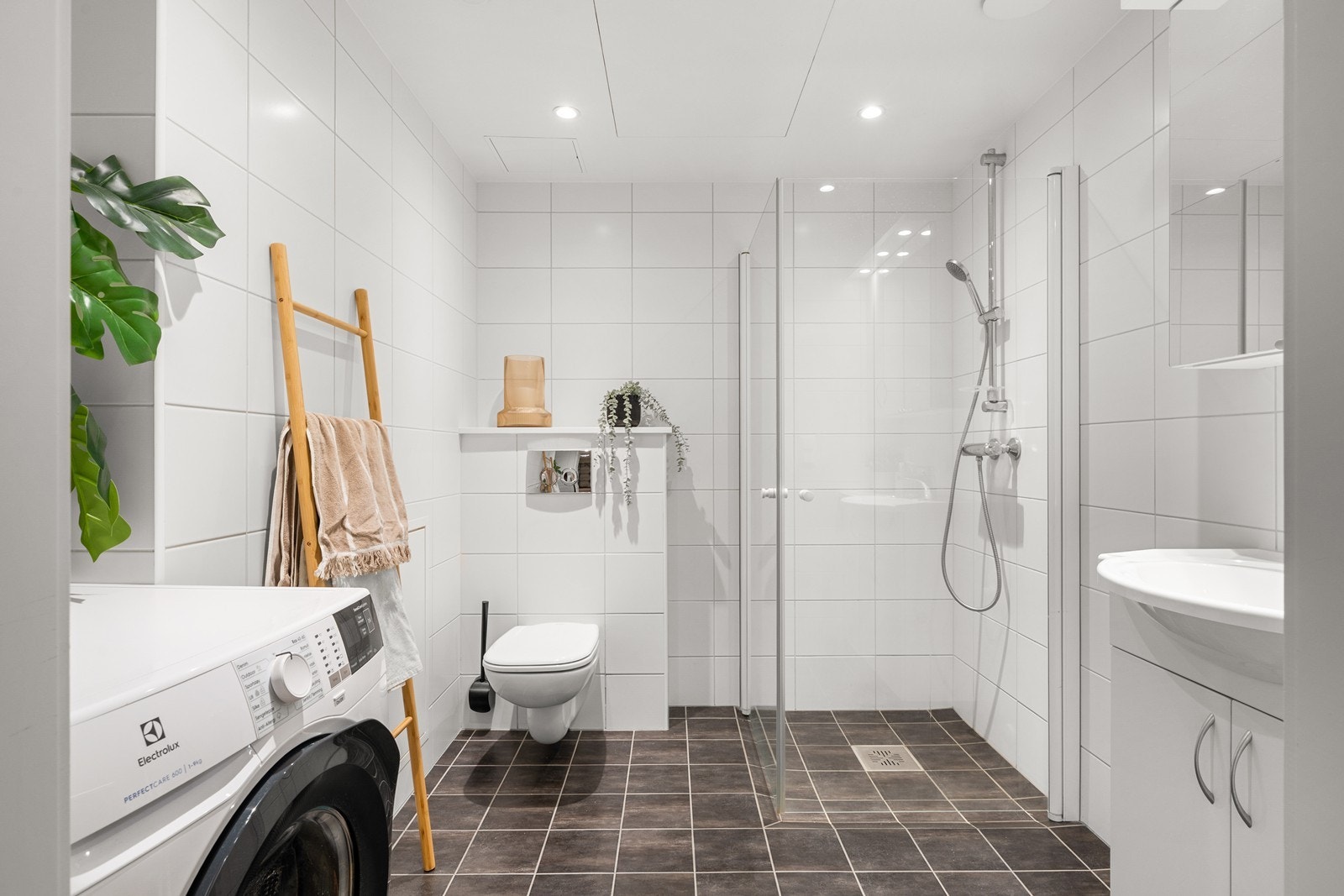 Badet er en prefabrikkert kabin med flislagt gulv med vannbåren varme. Rommet har balansert ventilasjon. Galleribilde