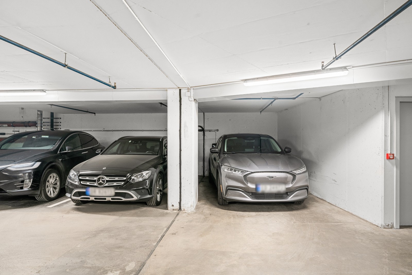 Det medfølger en fast parkeringsplass i felles garasjeanlegg. Plassen er utstyrt med elbillader. Galleribilde