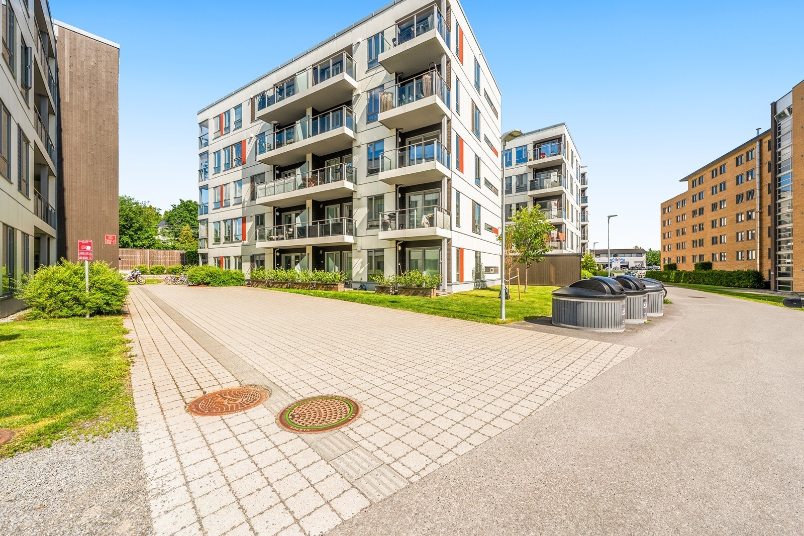 Fra leiligheten er det kun et par minutters gange til nærmeste dagligvarebutikk, med både Rema 1000 og Meny i umiddelbar nærhet. Galleribilde